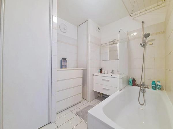 GRAND DEUX PIECES AU PIED DU METRO