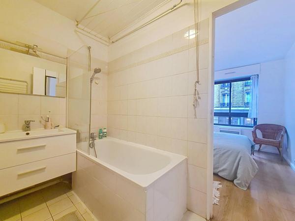 GRAND DEUX PIECES AU PIED DU METRO