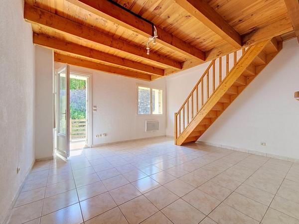 Un lumineux duplex T4 avec terrasse, jardin et stationnement privatif, idéalement situé à Bédarieux.