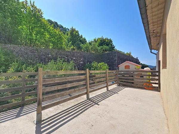 Un lumineux duplex T4 avec terrasse, jardin et stationnement privatif, idéalement situé à Bédarieux.