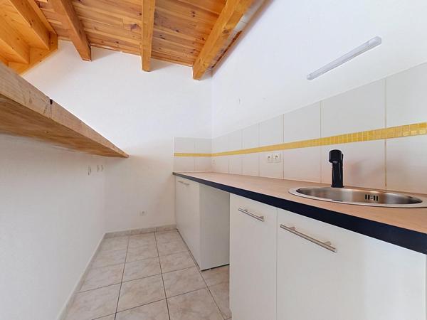 Un lumineux duplex T4 avec terrasse, jardin et stationnement privatif, idéalement situé à Bédarieux.