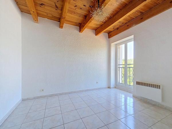Un lumineux duplex T4 avec terrasse, jardin et stationnement privatif, idéalement situé à Bédarieux.