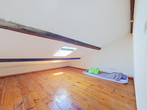 Un lumineux duplex T4 avec terrasse, jardin et stationnement privatif, idéalement situé à Bédarieux.