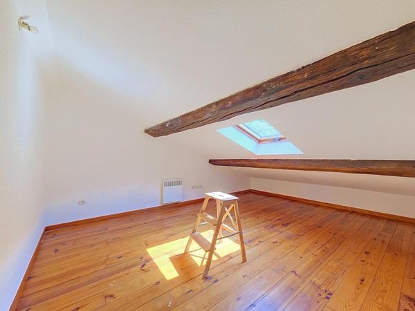 Un lumineux duplex T4 avec terrasse, jardin et stationnement privatif, idéalement situé à Bédarieux.