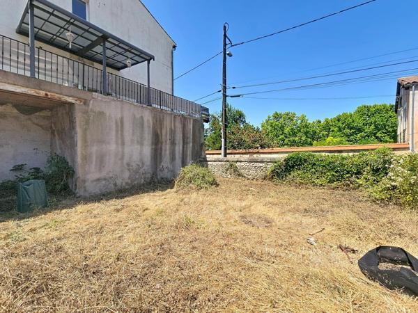 Un lumineux duplex T4 avec terrasse, jardin et stationnement privatif, idéalement situé à Bédarieux.