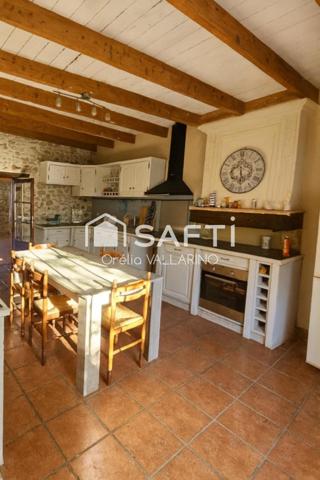 Une maison en pierre pleine de charme, rénovée avec grands volumes