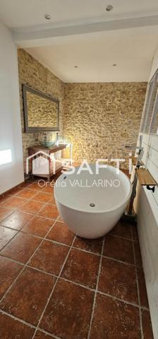 Une maison en pierre pleine de charme, rénovée avec grands volumes