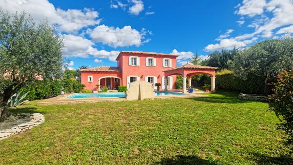 Uzès (30700) Belle villa avec piscine à vendre proche Uzès