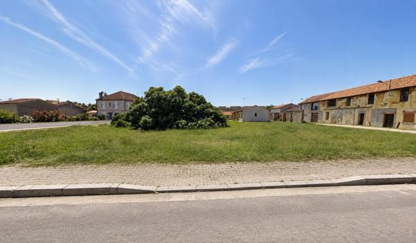 Terrain constructible d’environ 1 371 m² – Beau potentiel de projet