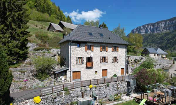 Corbel (73160) Magnifique maison en pierre - entièrement rénovée - Vue dominante imprenable - exceptionnelle - 25mn Chambéry