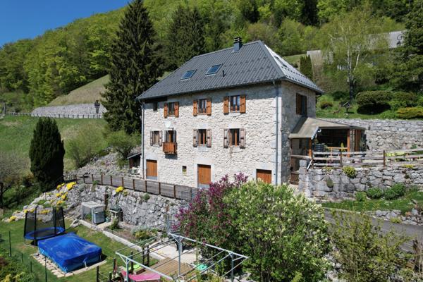 Corbel (73160) Magnifique maison en pierre - entièrement rénovée - Vue dominante imprenable - exceptionnelle - 25mn Chambéry