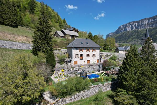 Corbel (73160) Magnifique maison en pierre - entièrement rénovée - Vue dominante imprenable - exceptionnelle - 25mn Chambéry