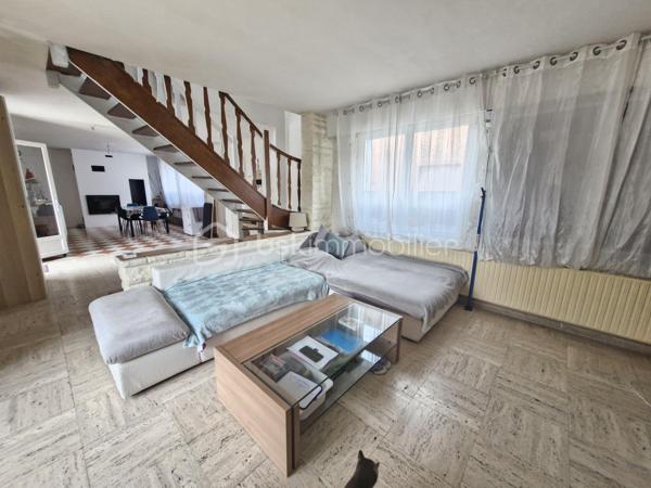 Et si cette maison devenait votre futur cocon familial ?

Située dans un secteur calme de Lens, cette maison individuelle d’architecte de 190 m² habitables offre de beaux volumes et un fort potentiel pour accueillir votre famille dans un cadre agréable et paisible.
Vous y découvrirez :

5 chambres, dont 2 au rez-de-chaussée

2 salles de bain et 2 WC

Une grande pièce de vie lumineuse 
ouverte sur la terrasse et le jardin

Un jardin clos, idéal pour profiter des beaux jours en toute tranquillité

Un garage attenant

Un sous-sol complet de 64 m² avec atelier et espaces de rangement

Chauffage gaz avec chaudière récente

Des travaux sont à prévoir, mais cette maison offre une très belle base pour créer un lieu de vie chaleureux et à votre image.

Une belle opportunité pour les amateurs d’espace, de lumière et de maisons de caractère.

Faire vite