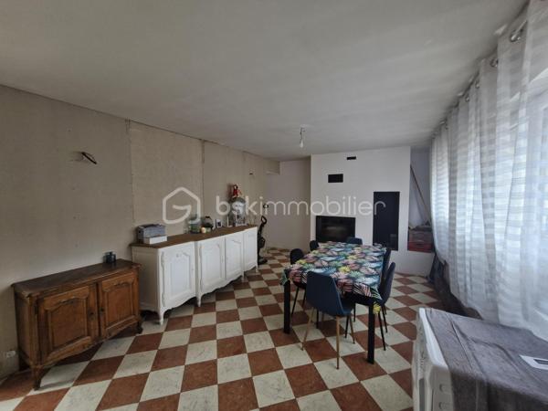 Et si cette maison devenait votre futur cocon familial ?

Située dans un secteur calme de Lens, cette maison individuelle d’architecte de 190 m² habitables offre de beaux volumes et un fort potentiel pour accueillir votre famille dans un cadre agréable et paisible.
Vous y découvrirez :

5 chambres, dont 2 au rez-de-chaussée

2 salles de bain et 2 WC

Une grande pièce de vie lumineuse 
ouverte sur la terrasse et le jardin

Un jardin clos, idéal pour profiter des beaux jours en toute tranquillité

Un garage attenant

Un sous-sol complet de 64 m² avec atelier et espaces de rangement

Chauffage gaz avec chaudière récente

Des travaux sont à prévoir, mais cette maison offre une très belle base pour créer un lieu de vie chaleureux et à votre image.

Une belle opportunité pour les amateurs d’espace, de lumière et de maisons de caractère.

Faire vite