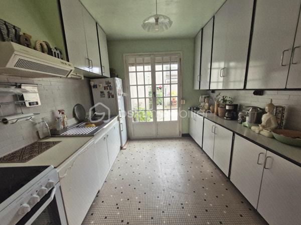 Et si cette maison devenait votre futur cocon familial ?

Située dans un secteur calme de Lens, cette maison individuelle d’architecte de 190 m² habitables offre de beaux volumes et un fort potentiel pour accueillir votre famille dans un cadre agréable et paisible.
Vous y découvrirez :

5 chambres, dont 2 au rez-de-chaussée

2 salles de bain et 2 WC

Une grande pièce de vie lumineuse 
ouverte sur la terrasse et le jardin

Un jardin clos, idéal pour profiter des beaux jours en toute tranquillité

Un garage attenant

Un sous-sol complet de 64 m² avec atelier et espaces de rangement

Chauffage gaz avec chaudière récente

Des travaux sont à prévoir, mais cette maison offre une très belle base pour créer un lieu de vie chaleureux et à votre image.

Une belle opportunité pour les amateurs d’espace, de lumière et de maisons de caractère.

Faire vite