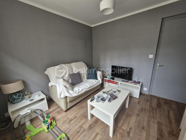 Et si cette maison devenait votre futur cocon familial ?

Située dans un secteur calme de Lens, cette maison individuelle d’architecte de 190 m² habitables offre de beaux volumes et un fort potentiel pour accueillir votre famille dans un cadre agréable et paisible.
Vous y découvrirez :

5 chambres, dont 2 au rez-de-chaussée

2 salles de bain et 2 WC

Une grande pièce de vie lumineuse 
ouverte sur la terrasse et le jardin

Un jardin clos, idéal pour profiter des beaux jours en toute tranquillité

Un garage attenant

Un sous-sol complet de 64 m² avec atelier et espaces de rangement

Chauffage gaz avec chaudière récente

Des travaux sont à prévoir, mais cette maison offre une très belle base pour créer un lieu de vie chaleureux et à votre image.

Une belle opportunité pour les amateurs d’espace, de lumière et de maisons de caractère.

Faire vite