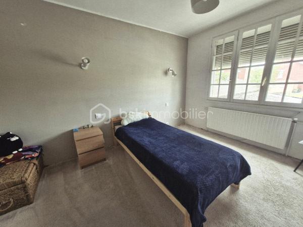 Et si cette maison devenait votre futur cocon familial ?

Située dans un secteur calme de Lens, cette maison individuelle d’architecte de 190 m² habitables offre de beaux volumes et un fort potentiel pour accueillir votre famille dans un cadre agréable et paisible.
Vous y découvrirez :

5 chambres, dont 2 au rez-de-chaussée

2 salles de bain et 2 WC

Une grande pièce de vie lumineuse 
ouverte sur la terrasse et le jardin

Un jardin clos, idéal pour profiter des beaux jours en toute tranquillité

Un garage attenant

Un sous-sol complet de 64 m² avec atelier et espaces de rangement

Chauffage gaz avec chaudière récente

Des travaux sont à prévoir, mais cette maison offre une très belle base pour créer un lieu de vie chaleureux et à votre image.

Une belle opportunité pour les amateurs d’espace, de lumière et de maisons de caractère.

Faire vite