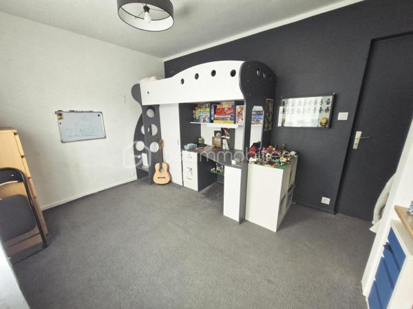 Et si cette maison devenait votre futur cocon familial ?

Située dans un secteur calme de Lens, cette maison individuelle d’architecte de 190 m² habitables offre de beaux volumes et un fort potentiel pour accueillir votre famille dans un cadre agréable et paisible.
Vous y découvrirez :

5 chambres, dont 2 au rez-de-chaussée

2 salles de bain et 2 WC

Une grande pièce de vie lumineuse 
ouverte sur la terrasse et le jardin

Un jardin clos, idéal pour profiter des beaux jours en toute tranquillité

Un garage attenant

Un sous-sol complet de 64 m² avec atelier et espaces de rangement

Chauffage gaz avec chaudière récente

Des travaux sont à prévoir, mais cette maison offre une très belle base pour créer un lieu de vie chaleureux et à votre image.

Une belle opportunité pour les amateurs d’espace, de lumière et de maisons de caractère.

Faire vite