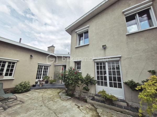 Et si cette maison devenait votre futur cocon familial ?

Située dans un secteur calme de Lens, cette maison individuelle d’architecte de 190 m² habitables offre de beaux volumes et un fort potentiel pour accueillir votre famille dans un cadre agréable et paisible.
Vous y découvrirez :

5 chambres, dont 2 au rez-de-chaussée

2 salles de bain et 2 WC

Une grande pièce de vie lumineuse 
ouverte sur la terrasse et le jardin

Un jardin clos, idéal pour profiter des beaux jours en toute tranquillité

Un garage attenant

Un sous-sol complet de 64 m² avec atelier et espaces de rangement

Chauffage gaz avec chaudière récente

Des travaux sont à prévoir, mais cette maison offre une très belle base pour créer un lieu de vie chaleureux et à votre image.

Une belle opportunité pour les amateurs d’espace, de lumière et de maisons de caractère.

Faire vite