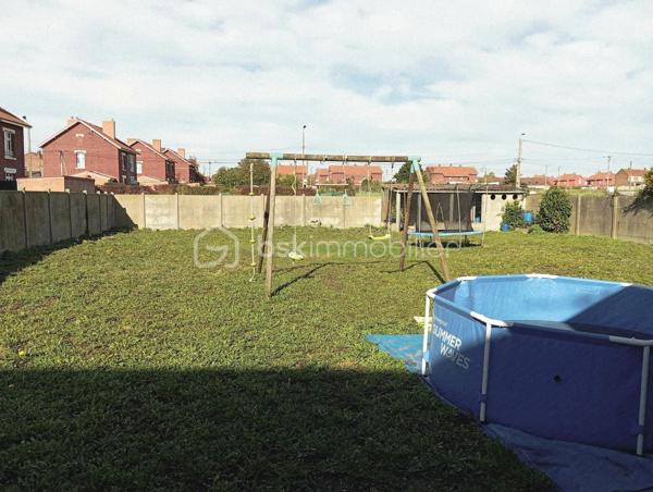 Et si cette maison devenait votre futur cocon familial ?

Située dans un secteur calme de Lens, cette maison individuelle d’architecte de 190 m² habitables offre de beaux volumes et un fort potentiel pour accueillir votre famille dans un cadre agréable et paisible.
Vous y découvrirez :

5 chambres, dont 2 au rez-de-chaussée

2 salles de bain et 2 WC

Une grande pièce de vie lumineuse 
ouverte sur la terrasse et le jardin

Un jardin clos, idéal pour profiter des beaux jours en toute tranquillité

Un garage attenant

Un sous-sol complet de 64 m² avec atelier et espaces de rangement

Chauffage gaz avec chaudière récente

Des travaux sont à prévoir, mais cette maison offre une très belle base pour créer un lieu de vie chaleureux et à votre image.

Une belle opportunité pour les amateurs d’espace, de lumière et de maisons de caractère.

Faire vite