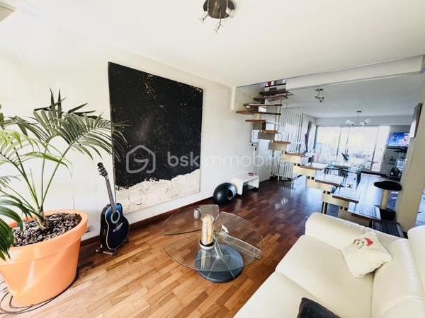 Duplex d’Exception avec Vue Mer Panoramique – Marseille 8

Au cœur de l’un des quartiers prisés de Marseille, découvrez ce magnifique duplex niché dans une résidence de standing particulièrement recherchée pour son calme absolu, son environnement verdoyant et son entretien irréprochable.

Véritable écrin de sérénité, la résidence est entourée de jardins paysagers luxuriants et d’une végétation remarquable, un privilège devenu extrêmement rare dans ce secteur.

Dès l’entrée, vous serez immédiatement séduit par les volumes généreux et la luminosité exceptionnelle de la pièce de vie principale. Conçu dans un esprit loft contemporain, l’espace réunit harmonieusement salon, salle à manger et cuisine entièrement équipée au sein d’un vaste volume ouvert. Les larges ouvertures offrent une double exposition privilégiée : d’un côté, un balcon intimiste face aux collines ; de l’autre, un balcon bénéficiant d’une vue mer spectaculaire.

L’architecture intérieure, résolument moderne, est sublimée par un élégant escalier central qui mène à l’espace nuit.

À l’étage, le bien révèle son atout majeur : une somptueuse terrasse panoramique offrant deux perspectives uniques sur le paysage marseillais. Côté collines, un jacuzzi sans aucun vis-à-vis invite à la détente dans un cadre préservé. Côté mer, un agréable salon extérieur en bois permet de profiter pleinement d’une vue exceptionnelle sur la Méditerranée. Depuis cet espace privilégié, le regard embrasse la mer, le port de Marseille et la silhouette emblématique de Notre-Dame de la Garde.

Ce bien rare conjugue parfaitement élégance, confort et qualité de vie, dans un environnement où le calme règne en maître.

L’appartement est vendu avec un garage hors normes, bénéficiant d’une hauteur sous plafond exceptionnelle, d’une mezzanine de rangement et d’une profondeur permettant d’accueillir aisément plus de deux véhicules, un avantage particulièrement précieux dans ce secteur.

Les points forts 
Résidence de standing parfaitement entretenue
Quartier très recherché de Marseille
Vue mer panoramique exceptionnelle
Duplex moderne aux volumes généreux
Double exposition mer et collines
Terrasse d’exception avec jacuzzi sans vis-à-vis
Un cellier sur la terrasse pour optimiser les rangements   
Environnement calme et arboré
Garage XXL avec mezzanine et grande capacité de stockage
Un bien unique, destiné aux amateurs de lieux de vie rares offrant un équilibre parfait entre nature, vue mer et proximité du centre de Marseille.