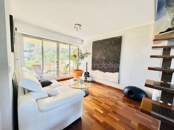 Duplex d’Exception avec Vue Mer Panoramique – Marseille 8

Au cœur de l’un des quartiers prisés de Marseille, découvrez ce magnifique duplex niché dans une résidence de standing particulièrement recherchée pour son calme absolu, son environnement verdoyant et son entretien irréprochable.

Véritable écrin de sérénité, la résidence est entourée de jardins paysagers luxuriants et d’une végétation remarquable, un privilège devenu extrêmement rare dans ce secteur.

Dès l’entrée, vous serez immédiatement séduit par les volumes généreux et la luminosité exceptionnelle de la pièce de vie principale. Conçu dans un esprit loft contemporain, l’espace réunit harmonieusement salon, salle à manger et cuisine entièrement équipée au sein d’un vaste volume ouvert. Les larges ouvertures offrent une double exposition privilégiée : d’un côté, un balcon intimiste face aux collines ; de l’autre, un balcon bénéficiant d’une vue mer spectaculaire.

L’architecture intérieure, résolument moderne, est sublimée par un élégant escalier central qui mène à l’espace nuit.

À l’étage, le bien révèle son atout majeur : une somptueuse terrasse panoramique offrant deux perspectives uniques sur le paysage marseillais. Côté collines, un jacuzzi sans aucun vis-à-vis invite à la détente dans un cadre préservé. Côté mer, un agréable salon extérieur en bois permet de profiter pleinement d’une vue exceptionnelle sur la Méditerranée. Depuis cet espace privilégié, le regard embrasse la mer, le port de Marseille et la silhouette emblématique de Notre-Dame de la Garde.

Ce bien rare conjugue parfaitement élégance, confort et qualité de vie, dans un environnement où le calme règne en maître.

L’appartement est vendu avec un garage hors normes, bénéficiant d’une hauteur sous plafond exceptionnelle, d’une mezzanine de rangement et d’une profondeur permettant d’accueillir aisément plus de deux véhicules, un avantage particulièrement précieux dans ce secteur.

Les points forts 
Résidence de standing parfaitement entretenue
Quartier très recherché de Marseille
Vue mer panoramique exceptionnelle
Duplex moderne aux volumes généreux
Double exposition mer et collines
Terrasse d’exception avec jacuzzi sans vis-à-vis
Un cellier sur la terrasse pour optimiser les rangements   
Environnement calme et arboré
Garage XXL avec mezzanine et grande capacité de stockage
Un bien unique, destiné aux amateurs de lieux de vie rares offrant un équilibre parfait entre nature, vue mer et proximité du centre de Marseille.
