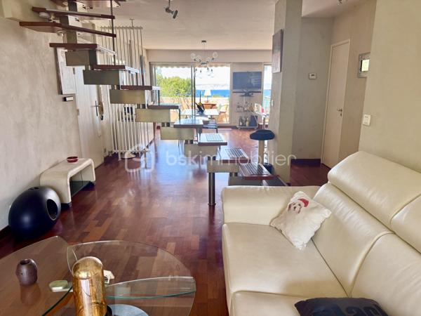 Duplex d’Exception avec Vue Mer Panoramique – Marseille 8

Au cœur de l’un des quartiers prisés de Marseille, découvrez ce magnifique duplex niché dans une résidence de standing particulièrement recherchée pour son calme absolu, son environnement verdoyant et son entretien irréprochable.

Véritable écrin de sérénité, la résidence est entourée de jardins paysagers luxuriants et d’une végétation remarquable, un privilège devenu extrêmement rare dans ce secteur.

Dès l’entrée, vous serez immédiatement séduit par les volumes généreux et la luminosité exceptionnelle de la pièce de vie principale. Conçu dans un esprit loft contemporain, l’espace réunit harmonieusement salon, salle à manger et cuisine entièrement équipée au sein d’un vaste volume ouvert. Les larges ouvertures offrent une double exposition privilégiée : d’un côté, un balcon intimiste face aux collines ; de l’autre, un balcon bénéficiant d’une vue mer spectaculaire.

L’architecture intérieure, résolument moderne, est sublimée par un élégant escalier central qui mène à l’espace nuit.

À l’étage, le bien révèle son atout majeur : une somptueuse terrasse panoramique offrant deux perspectives uniques sur le paysage marseillais. Côté collines, un jacuzzi sans aucun vis-à-vis invite à la détente dans un cadre préservé. Côté mer, un agréable salon extérieur en bois permet de profiter pleinement d’une vue exceptionnelle sur la Méditerranée. Depuis cet espace privilégié, le regard embrasse la mer, le port de Marseille et la silhouette emblématique de Notre-Dame de la Garde.

Ce bien rare conjugue parfaitement élégance, confort et qualité de vie, dans un environnement où le calme règne en maître.

L’appartement est vendu avec un garage hors normes, bénéficiant d’une hauteur sous plafond exceptionnelle, d’une mezzanine de rangement et d’une profondeur permettant d’accueillir aisément plus de deux véhicules, un avantage particulièrement précieux dans ce secteur.

Les points forts 
Résidence de standing parfaitement entretenue
Quartier très recherché de Marseille
Vue mer panoramique exceptionnelle
Duplex moderne aux volumes généreux
Double exposition mer et collines
Terrasse d’exception avec jacuzzi sans vis-à-vis
Un cellier sur la terrasse pour optimiser les rangements   
Environnement calme et arboré
Garage XXL avec mezzanine et grande capacité de stockage
Un bien unique, destiné aux amateurs de lieux de vie rares offrant un équilibre parfait entre nature, vue mer et proximité du centre de Marseille.