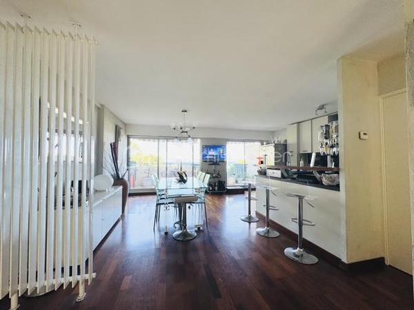 Duplex d’Exception avec Vue Mer Panoramique – Marseille 8

Au cœur de l’un des quartiers prisés de Marseille, découvrez ce magnifique duplex niché dans une résidence de standing particulièrement recherchée pour son calme absolu, son environnement verdoyant et son entretien irréprochable.

Véritable écrin de sérénité, la résidence est entourée de jardins paysagers luxuriants et d’une végétation remarquable, un privilège devenu extrêmement rare dans ce secteur.

Dès l’entrée, vous serez immédiatement séduit par les volumes généreux et la luminosité exceptionnelle de la pièce de vie principale. Conçu dans un esprit loft contemporain, l’espace réunit harmonieusement salon, salle à manger et cuisine entièrement équipée au sein d’un vaste volume ouvert. Les larges ouvertures offrent une double exposition privilégiée : d’un côté, un balcon intimiste face aux collines ; de l’autre, un balcon bénéficiant d’une vue mer spectaculaire.

L’architecture intérieure, résolument moderne, est sublimée par un élégant escalier central qui mène à l’espace nuit.

À l’étage, le bien révèle son atout majeur : une somptueuse terrasse panoramique offrant deux perspectives uniques sur le paysage marseillais. Côté collines, un jacuzzi sans aucun vis-à-vis invite à la détente dans un cadre préservé. Côté mer, un agréable salon extérieur en bois permet de profiter pleinement d’une vue exceptionnelle sur la Méditerranée. Depuis cet espace privilégié, le regard embrasse la mer, le port de Marseille et la silhouette emblématique de Notre-Dame de la Garde.

Ce bien rare conjugue parfaitement élégance, confort et qualité de vie, dans un environnement où le calme règne en maître.

L’appartement est vendu avec un garage hors normes, bénéficiant d’une hauteur sous plafond exceptionnelle, d’une mezzanine de rangement et d’une profondeur permettant d’accueillir aisément plus de deux véhicules, un avantage particulièrement précieux dans ce secteur.

Les points forts 
Résidence de standing parfaitement entretenue
Quartier très recherché de Marseille
Vue mer panoramique exceptionnelle
Duplex moderne aux volumes généreux
Double exposition mer et collines
Terrasse d’exception avec jacuzzi sans vis-à-vis
Un cellier sur la terrasse pour optimiser les rangements   
Environnement calme et arboré
Garage XXL avec mezzanine et grande capacité de stockage
Un bien unique, destiné aux amateurs de lieux de vie rares offrant un équilibre parfait entre nature, vue mer et proximité du centre de Marseille.