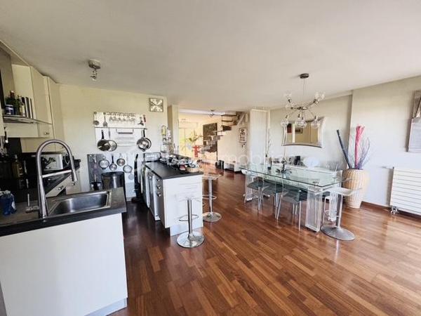 Duplex d’Exception avec Vue Mer Panoramique – Marseille 8

Au cœur de l’un des quartiers prisés de Marseille, découvrez ce magnifique duplex niché dans une résidence de standing particulièrement recherchée pour son calme absolu, son environnement verdoyant et son entretien irréprochable.

Véritable écrin de sérénité, la résidence est entourée de jardins paysagers luxuriants et d’une végétation remarquable, un privilège devenu extrêmement rare dans ce secteur.

Dès l’entrée, vous serez immédiatement séduit par les volumes généreux et la luminosité exceptionnelle de la pièce de vie principale. Conçu dans un esprit loft contemporain, l’espace réunit harmonieusement salon, salle à manger et cuisine entièrement équipée au sein d’un vaste volume ouvert. Les larges ouvertures offrent une double exposition privilégiée : d’un côté, un balcon intimiste face aux collines ; de l’autre, un balcon bénéficiant d’une vue mer spectaculaire.

L’architecture intérieure, résolument moderne, est sublimée par un élégant escalier central qui mène à l’espace nuit.

À l’étage, le bien révèle son atout majeur : une somptueuse terrasse panoramique offrant deux perspectives uniques sur le paysage marseillais. Côté collines, un jacuzzi sans aucun vis-à-vis invite à la détente dans un cadre préservé. Côté mer, un agréable salon extérieur en bois permet de profiter pleinement d’une vue exceptionnelle sur la Méditerranée. Depuis cet espace privilégié, le regard embrasse la mer, le port de Marseille et la silhouette emblématique de Notre-Dame de la Garde.

Ce bien rare conjugue parfaitement élégance, confort et qualité de vie, dans un environnement où le calme règne en maître.

L’appartement est vendu avec un garage hors normes, bénéficiant d’une hauteur sous plafond exceptionnelle, d’une mezzanine de rangement et d’une profondeur permettant d’accueillir aisément plus de deux véhicules, un avantage particulièrement précieux dans ce secteur.

Les points forts 
Résidence de standing parfaitement entretenue
Quartier très recherché de Marseille
Vue mer panoramique exceptionnelle
Duplex moderne aux volumes généreux
Double exposition mer et collines
Terrasse d’exception avec jacuzzi sans vis-à-vis
Un cellier sur la terrasse pour optimiser les rangements   
Environnement calme et arboré
Garage XXL avec mezzanine et grande capacité de stockage
Un bien unique, destiné aux amateurs de lieux de vie rares offrant un équilibre parfait entre nature, vue mer et proximité du centre de Marseille.