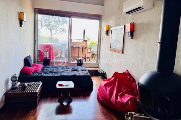 Duplex d’Exception avec Vue Mer Panoramique – Marseille 8

Au cœur de l’un des quartiers prisés de Marseille, découvrez ce magnifique duplex niché dans une résidence de standing particulièrement recherchée pour son calme absolu, son environnement verdoyant et son entretien irréprochable.

Véritable écrin de sérénité, la résidence est entourée de jardins paysagers luxuriants et d’une végétation remarquable, un privilège devenu extrêmement rare dans ce secteur.

Dès l’entrée, vous serez immédiatement séduit par les volumes généreux et la luminosité exceptionnelle de la pièce de vie principale. Conçu dans un esprit loft contemporain, l’espace réunit harmonieusement salon, salle à manger et cuisine entièrement équipée au sein d’un vaste volume ouvert. Les larges ouvertures offrent une double exposition privilégiée : d’un côté, un balcon intimiste face aux collines ; de l’autre, un balcon bénéficiant d’une vue mer spectaculaire.

L’architecture intérieure, résolument moderne, est sublimée par un élégant escalier central qui mène à l’espace nuit.

À l’étage, le bien révèle son atout majeur : une somptueuse terrasse panoramique offrant deux perspectives uniques sur le paysage marseillais. Côté collines, un jacuzzi sans aucun vis-à-vis invite à la détente dans un cadre préservé. Côté mer, un agréable salon extérieur en bois permet de profiter pleinement d’une vue exceptionnelle sur la Méditerranée. Depuis cet espace privilégié, le regard embrasse la mer, le port de Marseille et la silhouette emblématique de Notre-Dame de la Garde.

Ce bien rare conjugue parfaitement élégance, confort et qualité de vie, dans un environnement où le calme règne en maître.

L’appartement est vendu avec un garage hors normes, bénéficiant d’une hauteur sous plafond exceptionnelle, d’une mezzanine de rangement et d’une profondeur permettant d’accueillir aisément plus de deux véhicules, un avantage particulièrement précieux dans ce secteur.

Les points forts 
Résidence de standing parfaitement entretenue
Quartier très recherché de Marseille
Vue mer panoramique exceptionnelle
Duplex moderne aux volumes généreux
Double exposition mer et collines
Terrasse d’exception avec jacuzzi sans vis-à-vis
Un cellier sur la terrasse pour optimiser les rangements   
Environnement calme et arboré
Garage XXL avec mezzanine et grande capacité de stockage
Un bien unique, destiné aux amateurs de lieux de vie rares offrant un équilibre parfait entre nature, vue mer et proximité du centre de Marseille.