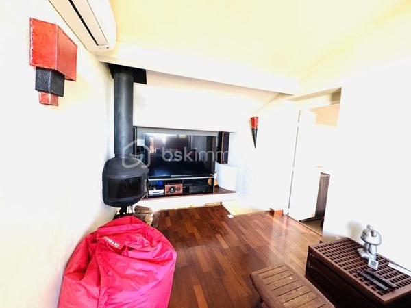 Duplex d’Exception avec Vue Mer Panoramique – Marseille 8

Au cœur de l’un des quartiers prisés de Marseille, découvrez ce magnifique duplex niché dans une résidence de standing particulièrement recherchée pour son calme absolu, son environnement verdoyant et son entretien irréprochable.

Véritable écrin de sérénité, la résidence est entourée de jardins paysagers luxuriants et d’une végétation remarquable, un privilège devenu extrêmement rare dans ce secteur.

Dès l’entrée, vous serez immédiatement séduit par les volumes généreux et la luminosité exceptionnelle de la pièce de vie principale. Conçu dans un esprit loft contemporain, l’espace réunit harmonieusement salon, salle à manger et cuisine entièrement équipée au sein d’un vaste volume ouvert. Les larges ouvertures offrent une double exposition privilégiée : d’un côté, un balcon intimiste face aux collines ; de l’autre, un balcon bénéficiant d’une vue mer spectaculaire.

L’architecture intérieure, résolument moderne, est sublimée par un élégant escalier central qui mène à l’espace nuit.

À l’étage, le bien révèle son atout majeur : une somptueuse terrasse panoramique offrant deux perspectives uniques sur le paysage marseillais. Côté collines, un jacuzzi sans aucun vis-à-vis invite à la détente dans un cadre préservé. Côté mer, un agréable salon extérieur en bois permet de profiter pleinement d’une vue exceptionnelle sur la Méditerranée. Depuis cet espace privilégié, le regard embrasse la mer, le port de Marseille et la silhouette emblématique de Notre-Dame de la Garde.

Ce bien rare conjugue parfaitement élégance, confort et qualité de vie, dans un environnement où le calme règne en maître.

L’appartement est vendu avec un garage hors normes, bénéficiant d’une hauteur sous plafond exceptionnelle, d’une mezzanine de rangement et d’une profondeur permettant d’accueillir aisément plus de deux véhicules, un avantage particulièrement précieux dans ce secteur.

Les points forts 
Résidence de standing parfaitement entretenue
Quartier très recherché de Marseille
Vue mer panoramique exceptionnelle
Duplex moderne aux volumes généreux
Double exposition mer et collines
Terrasse d’exception avec jacuzzi sans vis-à-vis
Un cellier sur la terrasse pour optimiser les rangements   
Environnement calme et arboré
Garage XXL avec mezzanine et grande capacité de stockage
Un bien unique, destiné aux amateurs de lieux de vie rares offrant un équilibre parfait entre nature, vue mer et proximité du centre de Marseille.