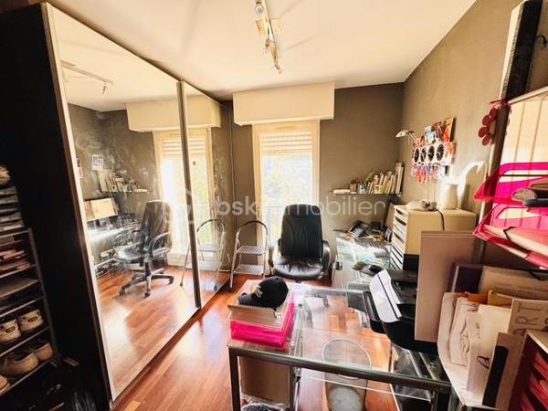 Duplex d’Exception avec Vue Mer Panoramique – Marseille 8

Au cœur de l’un des quartiers prisés de Marseille, découvrez ce magnifique duplex niché dans une résidence de standing particulièrement recherchée pour son calme absolu, son environnement verdoyant et son entretien irréprochable.

Véritable écrin de sérénité, la résidence est entourée de jardins paysagers luxuriants et d’une végétation remarquable, un privilège devenu extrêmement rare dans ce secteur.

Dès l’entrée, vous serez immédiatement séduit par les volumes généreux et la luminosité exceptionnelle de la pièce de vie principale. Conçu dans un esprit loft contemporain, l’espace réunit harmonieusement salon, salle à manger et cuisine entièrement équipée au sein d’un vaste volume ouvert. Les larges ouvertures offrent une double exposition privilégiée : d’un côté, un balcon intimiste face aux collines ; de l’autre, un balcon bénéficiant d’une vue mer spectaculaire.

L’architecture intérieure, résolument moderne, est sublimée par un élégant escalier central qui mène à l’espace nuit.

À l’étage, le bien révèle son atout majeur : une somptueuse terrasse panoramique offrant deux perspectives uniques sur le paysage marseillais. Côté collines, un jacuzzi sans aucun vis-à-vis invite à la détente dans un cadre préservé. Côté mer, un agréable salon extérieur en bois permet de profiter pleinement d’une vue exceptionnelle sur la Méditerranée. Depuis cet espace privilégié, le regard embrasse la mer, le port de Marseille et la silhouette emblématique de Notre-Dame de la Garde.

Ce bien rare conjugue parfaitement élégance, confort et qualité de vie, dans un environnement où le calme règne en maître.

L’appartement est vendu avec un garage hors normes, bénéficiant d’une hauteur sous plafond exceptionnelle, d’une mezzanine de rangement et d’une profondeur permettant d’accueillir aisément plus de deux véhicules, un avantage particulièrement précieux dans ce secteur.

Les points forts 
Résidence de standing parfaitement entretenue
Quartier très recherché de Marseille
Vue mer panoramique exceptionnelle
Duplex moderne aux volumes généreux
Double exposition mer et collines
Terrasse d’exception avec jacuzzi sans vis-à-vis
Un cellier sur la terrasse pour optimiser les rangements   
Environnement calme et arboré
Garage XXL avec mezzanine et grande capacité de stockage
Un bien unique, destiné aux amateurs de lieux de vie rares offrant un équilibre parfait entre nature, vue mer et proximité du centre de Marseille.
