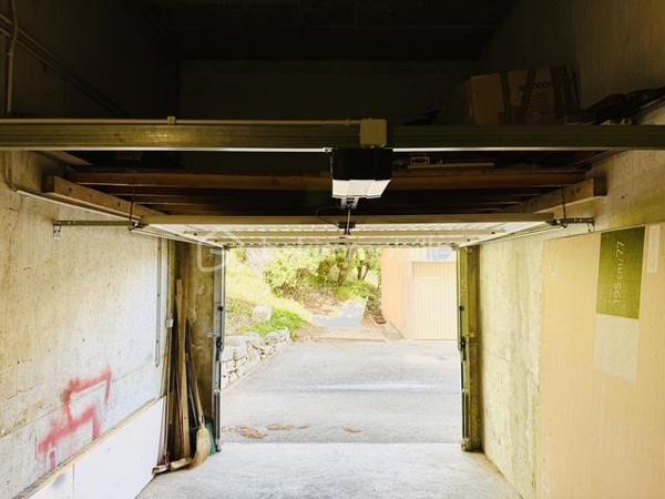 Duplex d’Exception avec Vue Mer Panoramique – Marseille 8

Au cœur de l’un des quartiers prisés de Marseille, découvrez ce magnifique duplex niché dans une résidence de standing particulièrement recherchée pour son calme absolu, son environnement verdoyant et son entretien irréprochable.

Véritable écrin de sérénité, la résidence est entourée de jardins paysagers luxuriants et d’une végétation remarquable, un privilège devenu extrêmement rare dans ce secteur.

Dès l’entrée, vous serez immédiatement séduit par les volumes généreux et la luminosité exceptionnelle de la pièce de vie principale. Conçu dans un esprit loft contemporain, l’espace réunit harmonieusement salon, salle à manger et cuisine entièrement équipée au sein d’un vaste volume ouvert. Les larges ouvertures offrent une double exposition privilégiée : d’un côté, un balcon intimiste face aux collines ; de l’autre, un balcon bénéficiant d’une vue mer spectaculaire.

L’architecture intérieure, résolument moderne, est sublimée par un élégant escalier central qui mène à l’espace nuit.

À l’étage, le bien révèle son atout majeur : une somptueuse terrasse panoramique offrant deux perspectives uniques sur le paysage marseillais. Côté collines, un jacuzzi sans aucun vis-à-vis invite à la détente dans un cadre préservé. Côté mer, un agréable salon extérieur en bois permet de profiter pleinement d’une vue exceptionnelle sur la Méditerranée. Depuis cet espace privilégié, le regard embrasse la mer, le port de Marseille et la silhouette emblématique de Notre-Dame de la Garde.

Ce bien rare conjugue parfaitement élégance, confort et qualité de vie, dans un environnement où le calme règne en maître.

L’appartement est vendu avec un garage hors normes, bénéficiant d’une hauteur sous plafond exceptionnelle, d’une mezzanine de rangement et d’une profondeur permettant d’accueillir aisément plus de deux véhicules, un avantage particulièrement précieux dans ce secteur.

Les points forts 
Résidence de standing parfaitement entretenue
Quartier très recherché de Marseille
Vue mer panoramique exceptionnelle
Duplex moderne aux volumes généreux
Double exposition mer et collines
Terrasse d’exception avec jacuzzi sans vis-à-vis
Un cellier sur la terrasse pour optimiser les rangements   
Environnement calme et arboré
Garage XXL avec mezzanine et grande capacité de stockage
Un bien unique, destiné aux amateurs de lieux de vie rares offrant un équilibre parfait entre nature, vue mer et proximité du centre de Marseille.