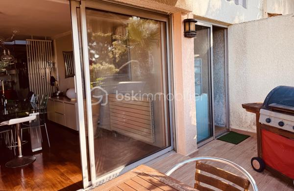 Duplex d’Exception avec Vue Mer Panoramique – Marseille 8

Au cœur de l’un des quartiers prisés de Marseille, découvrez ce magnifique duplex niché dans une résidence de standing particulièrement recherchée pour son calme absolu, son environnement verdoyant et son entretien irréprochable.

Véritable écrin de sérénité, la résidence est entourée de jardins paysagers luxuriants et d’une végétation remarquable, un privilège devenu extrêmement rare dans ce secteur.

Dès l’entrée, vous serez immédiatement séduit par les volumes généreux et la luminosité exceptionnelle de la pièce de vie principale. Conçu dans un esprit loft contemporain, l’espace réunit harmonieusement salon, salle à manger et cuisine entièrement équipée au sein d’un vaste volume ouvert. Les larges ouvertures offrent une double exposition privilégiée : d’un côté, un balcon intimiste face aux collines ; de l’autre, un balcon bénéficiant d’une vue mer spectaculaire.

L’architecture intérieure, résolument moderne, est sublimée par un élégant escalier central qui mène à l’espace nuit.

À l’étage, le bien révèle son atout majeur : une somptueuse terrasse panoramique offrant deux perspectives uniques sur le paysage marseillais. Côté collines, un jacuzzi sans aucun vis-à-vis invite à la détente dans un cadre préservé. Côté mer, un agréable salon extérieur en bois permet de profiter pleinement d’une vue exceptionnelle sur la Méditerranée. Depuis cet espace privilégié, le regard embrasse la mer, le port de Marseille et la silhouette emblématique de Notre-Dame de la Garde.

Ce bien rare conjugue parfaitement élégance, confort et qualité de vie, dans un environnement où le calme règne en maître.

L’appartement est vendu avec un garage hors normes, bénéficiant d’une hauteur sous plafond exceptionnelle, d’une mezzanine de rangement et d’une profondeur permettant d’accueillir aisément plus de deux véhicules, un avantage particulièrement précieux dans ce secteur.

Les points forts 
Résidence de standing parfaitement entretenue
Quartier très recherché de Marseille
Vue mer panoramique exceptionnelle
Duplex moderne aux volumes généreux
Double exposition mer et collines
Terrasse d’exception avec jacuzzi sans vis-à-vis
Un cellier sur la terrasse pour optimiser les rangements   
Environnement calme et arboré
Garage XXL avec mezzanine et grande capacité de stockage
Un bien unique, destiné aux amateurs de lieux de vie rares offrant un équilibre parfait entre nature, vue mer et proximité du centre de Marseille.