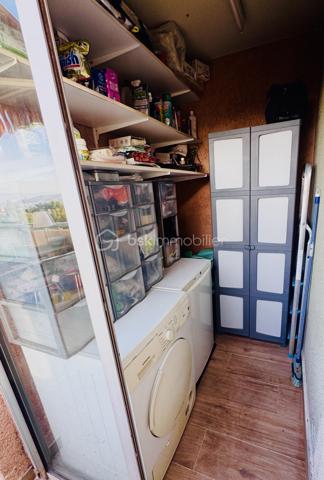 Duplex d’Exception avec Vue Mer Panoramique – Marseille 8

Au cœur de l’un des quartiers prisés de Marseille, découvrez ce magnifique duplex niché dans une résidence de standing particulièrement recherchée pour son calme absolu, son environnement verdoyant et son entretien irréprochable.

Véritable écrin de sérénité, la résidence est entourée de jardins paysagers luxuriants et d’une végétation remarquable, un privilège devenu extrêmement rare dans ce secteur.

Dès l’entrée, vous serez immédiatement séduit par les volumes généreux et la luminosité exceptionnelle de la pièce de vie principale. Conçu dans un esprit loft contemporain, l’espace réunit harmonieusement salon, salle à manger et cuisine entièrement équipée au sein d’un vaste volume ouvert. Les larges ouvertures offrent une double exposition privilégiée : d’un côté, un balcon intimiste face aux collines ; de l’autre, un balcon bénéficiant d’une vue mer spectaculaire.

L’architecture intérieure, résolument moderne, est sublimée par un élégant escalier central qui mène à l’espace nuit.

À l’étage, le bien révèle son atout majeur : une somptueuse terrasse panoramique offrant deux perspectives uniques sur le paysage marseillais. Côté collines, un jacuzzi sans aucun vis-à-vis invite à la détente dans un cadre préservé. Côté mer, un agréable salon extérieur en bois permet de profiter pleinement d’une vue exceptionnelle sur la Méditerranée. Depuis cet espace privilégié, le regard embrasse la mer, le port de Marseille et la silhouette emblématique de Notre-Dame de la Garde.

Ce bien rare conjugue parfaitement élégance, confort et qualité de vie, dans un environnement où le calme règne en maître.

L’appartement est vendu avec un garage hors normes, bénéficiant d’une hauteur sous plafond exceptionnelle, d’une mezzanine de rangement et d’une profondeur permettant d’accueillir aisément plus de deux véhicules, un avantage particulièrement précieux dans ce secteur.

Les points forts 
Résidence de standing parfaitement entretenue
Quartier très recherché de Marseille
Vue mer panoramique exceptionnelle
Duplex moderne aux volumes généreux
Double exposition mer et collines
Terrasse d’exception avec jacuzzi sans vis-à-vis
Un cellier sur la terrasse pour optimiser les rangements   
Environnement calme et arboré
Garage XXL avec mezzanine et grande capacité de stockage
Un bien unique, destiné aux amateurs de lieux de vie rares offrant un équilibre parfait entre nature, vue mer et proximité du centre de Marseille.