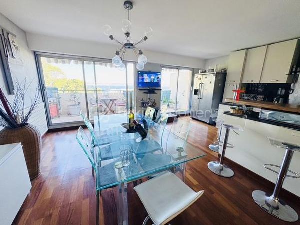 Duplex d’Exception avec Vue Mer Panoramique – Marseille 8

Au cœur de l’un des quartiers prisés de Marseille, découvrez ce magnifique duplex niché dans une résidence de standing particulièrement recherchée pour son calme absolu, son environnement verdoyant et son entretien irréprochable.

Véritable écrin de sérénité, la résidence est entourée de jardins paysagers luxuriants et d’une végétation remarquable, un privilège devenu extrêmement rare dans ce secteur.

Dès l’entrée, vous serez immédiatement séduit par les volumes généreux et la luminosité exceptionnelle de la pièce de vie principale. Conçu dans un esprit loft contemporain, l’espace réunit harmonieusement salon, salle à manger et cuisine entièrement équipée au sein d’un vaste volume ouvert. Les larges ouvertures offrent une double exposition privilégiée : d’un côté, un balcon intimiste face aux collines ; de l’autre, un balcon bénéficiant d’une vue mer spectaculaire.

L’architecture intérieure, résolument moderne, est sublimée par un élégant escalier central qui mène à l’espace nuit.

À l’étage, le bien révèle son atout majeur : une somptueuse terrasse panoramique offrant deux perspectives uniques sur le paysage marseillais. Côté collines, un jacuzzi sans aucun vis-à-vis invite à la détente dans un cadre préservé. Côté mer, un agréable salon extérieur en bois permet de profiter pleinement d’une vue exceptionnelle sur la Méditerranée. Depuis cet espace privilégié, le regard embrasse la mer, le port de Marseille et la silhouette emblématique de Notre-Dame de la Garde.

Ce bien rare conjugue parfaitement élégance, confort et qualité de vie, dans un environnement où le calme règne en maître.

L’appartement est vendu avec un garage hors normes, bénéficiant d’une hauteur sous plafond exceptionnelle, d’une mezzanine de rangement et d’une profondeur permettant d’accueillir aisément plus de deux véhicules, un avantage particulièrement précieux dans ce secteur.

Les points forts 
Résidence de standing parfaitement entretenue
Quartier très recherché de Marseille
Vue mer panoramique exceptionnelle
Duplex moderne aux volumes généreux
Double exposition mer et collines
Terrasse d’exception avec jacuzzi sans vis-à-vis
Un cellier sur la terrasse pour optimiser les rangements   
Environnement calme et arboré
Garage XXL avec mezzanine et grande capacité de stockage
Un bien unique, destiné aux amateurs de lieux de vie rares offrant un équilibre parfait entre nature, vue mer et proximité du centre de Marseille.