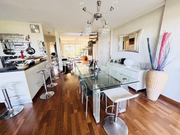 Duplex d’Exception avec Vue Mer Panoramique – Marseille 8

Au cœur de l’un des quartiers prisés de Marseille, découvrez ce magnifique duplex niché dans une résidence de standing particulièrement recherchée pour son calme absolu, son environnement verdoyant et son entretien irréprochable.

Véritable écrin de sérénité, la résidence est entourée de jardins paysagers luxuriants et d’une végétation remarquable, un privilège devenu extrêmement rare dans ce secteur.

Dès l’entrée, vous serez immédiatement séduit par les volumes généreux et la luminosité exceptionnelle de la pièce de vie principale. Conçu dans un esprit loft contemporain, l’espace réunit harmonieusement salon, salle à manger et cuisine entièrement équipée au sein d’un vaste volume ouvert. Les larges ouvertures offrent une double exposition privilégiée : d’un côté, un balcon intimiste face aux collines ; de l’autre, un balcon bénéficiant d’une vue mer spectaculaire.

L’architecture intérieure, résolument moderne, est sublimée par un élégant escalier central qui mène à l’espace nuit.

À l’étage, le bien révèle son atout majeur : une somptueuse terrasse panoramique offrant deux perspectives uniques sur le paysage marseillais. Côté collines, un jacuzzi sans aucun vis-à-vis invite à la détente dans un cadre préservé. Côté mer, un agréable salon extérieur en bois permet de profiter pleinement d’une vue exceptionnelle sur la Méditerranée. Depuis cet espace privilégié, le regard embrasse la mer, le port de Marseille et la silhouette emblématique de Notre-Dame de la Garde.

Ce bien rare conjugue parfaitement élégance, confort et qualité de vie, dans un environnement où le calme règne en maître.

L’appartement est vendu avec un garage hors normes, bénéficiant d’une hauteur sous plafond exceptionnelle, d’une mezzanine de rangement et d’une profondeur permettant d’accueillir aisément plus de deux véhicules, un avantage particulièrement précieux dans ce secteur.

Les points forts 
Résidence de standing parfaitement entretenue
Quartier très recherché de Marseille
Vue mer panoramique exceptionnelle
Duplex moderne aux volumes généreux
Double exposition mer et collines
Terrasse d’exception avec jacuzzi sans vis-à-vis
Un cellier sur la terrasse pour optimiser les rangements   
Environnement calme et arboré
Garage XXL avec mezzanine et grande capacité de stockage
Un bien unique, destiné aux amateurs de lieux de vie rares offrant un équilibre parfait entre nature, vue mer et proximité du centre de Marseille.