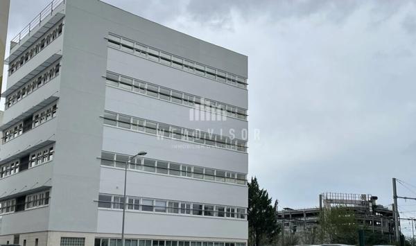 A LOUER : BUREAUX DE 218 M² AVEC 7 STATIONNEMENTS PRIVATIFS EN SOUS SOL