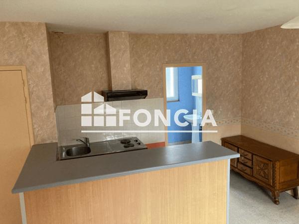 Location Appartement 2 pièces 49.7 m² - 14 PLACE CARNOT La Chartre Sur Le Loir 72340