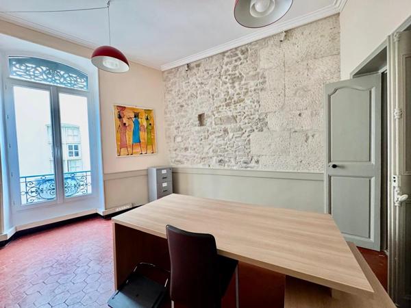 NÎMES CENTRE - ÉCUSSON - LOCAL COMMERCIAL - APPARTEMENT - INVESTISSEUR - 2 CHAMBRES - CAVE