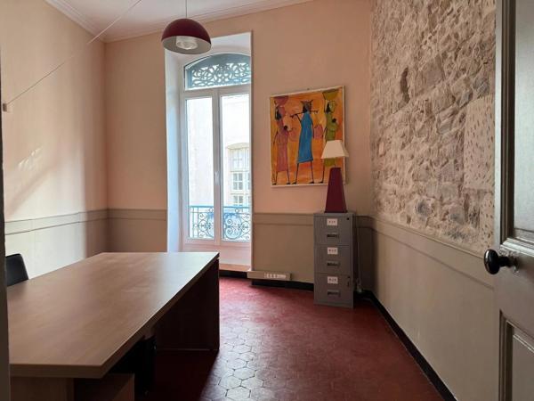 NÎMES CENTRE - ÉCUSSON - LOCAL COMMERCIAL - APPARTEMENT - INVESTISSEUR - 2 CHAMBRES - CAVE