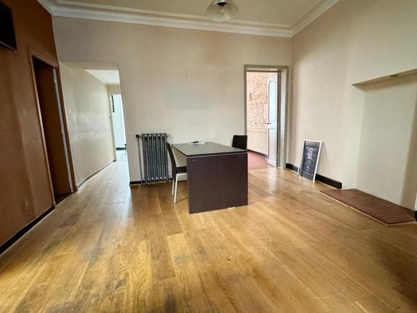 NÎMES CENTRE - ÉCUSSON - LOCAL COMMERCIAL - APPARTEMENT - INVESTISSEUR - 2 CHAMBRES - CAVE