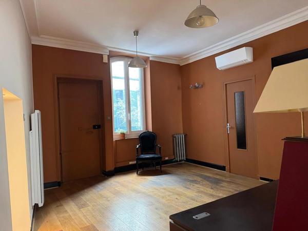 NÎMES CENTRE - ÉCUSSON - LOCAL COMMERCIAL - APPARTEMENT - INVESTISSEUR - 2 CHAMBRES - CAVE