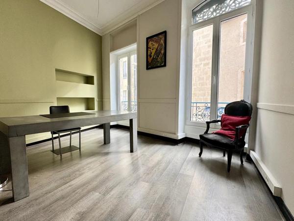 NÎMES CENTRE - ÉCUSSON - LOCAL COMMERCIAL - APPARTEMENT - INVESTISSEUR - 2 CHAMBRES - CAVE