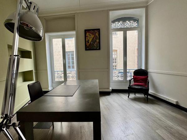 NÎMES CENTRE - ÉCUSSON - LOCAL COMMERCIAL - APPARTEMENT - INVESTISSEUR - 2 CHAMBRES - CAVE