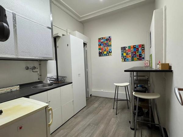 NÎMES CENTRE - ÉCUSSON - LOCAL COMMERCIAL - APPARTEMENT - INVESTISSEUR - 2 CHAMBRES - CAVE