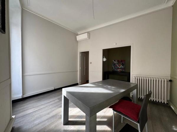 NÎMES CENTRE - ÉCUSSON - LOCAL COMMERCIAL - APPARTEMENT - INVESTISSEUR - 2 CHAMBRES - CAVE