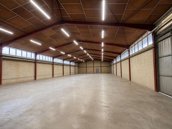 EXCLUSIVITE - AVIGNON - MORIERES LES AVIGNON - ENTREPÔTS + BUREAUX 1150 m²  sur 3400 m² de terrain