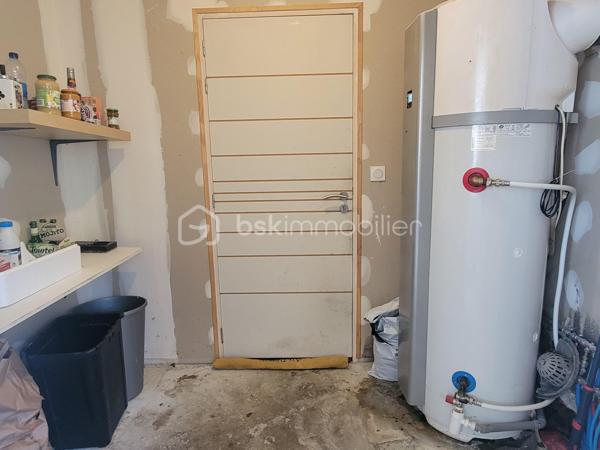 Vous recherchez une maison spacieuse, au calme, avec un grand terrain et un accès pratique aux bassins d’emploi ? Cette maison située à Laurenan pourrait bien vous séduire !

Un cadre de vie privilégié :
Implantée dans un environnement rural agréable, sans être en bord de route et sans vis-à-vis, cette maison bénéficie d’une belle vue dégagée sur la campagne. Avec son terrain de 4 840 m², vous profiterez d’espace, de tranquillité et d’un extérieur propice à de nombreux projets, avec la possibilité d’y aménager une piscine.

Une localisation pratique au quotidien : 5 à 8 minutes de Plémet et Gomené où se trouve : magasins alimentaires, pharmacie, médecins, kinés, maison de santé, boulangeries, banques, coiffeurs, restaurants, stations services, écoles primaires et deux collèges. La proximité de la RN164 facilite les trajets vers les principaux bassins d'emploi de Bretagne comme Loudéac, Le Mené, Merdrignac, St Méen entre 10 et 25 minutes et Rennes à 50 minutes.

Avec ses 133 m² habitables, cette maison offre de beaux volumes et un agencement pensé pour la vie de famille.

Vous découvrirez :
Une vaste pièce de vie de plus de 50 m², réunissant salon, séjour et cuisine ouverte.
4 chambres, dont une suite parentale avec dressing et espace prévu pour une future salle d’eau.
Une salle de bains dont les finitions restent à terminer.
Un garage de 27 m² pratique pour stationner, bricoler ou stocker.

La maison est moderne et déjà confortable. Il vous restera à apporter votre touche personnelle, notamment en réalisant la salle d’eau de la suite parentale, en terminant la salle de bains et décorer les chambres selon vos envies.

Des équipements appréciables
Cuisine équipée et aménagée
Poêle à granulés côté salle à manger
Assainissement individuel conforme.

Les atouts qui font la différence
133 m² habitables.
Terrain de 4 840 m².
4 chambres.
Pièce de vie de plus de 50 m².
Garage de 27 m².
Aucun vis-à-vis.
Vue sur la campagne.
Terrain piscinable.
Environnement calme et accès pratique aux commodités et aux axes routiers.

Une maison idéale pour celles et ceux qui souhaitent profiter de l’espace et de la tranquillité de la campagne, sans renoncer à la praticité du quotidien.