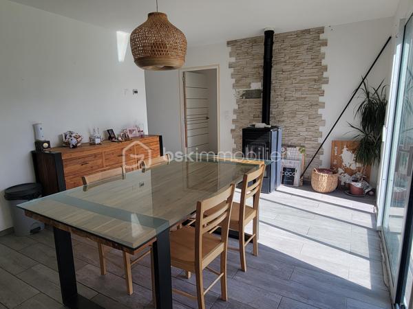 Vous recherchez une maison spacieuse, au calme, avec un grand terrain et un accès pratique aux bassins d’emploi ? Cette maison située à Laurenan pourrait bien vous séduire !

Un cadre de vie privilégié :
Implantée dans un environnement rural agréable, sans être en bord de route et sans vis-à-vis, cette maison bénéficie d’une belle vue dégagée sur la campagne. Avec son terrain de 4 840 m², vous profiterez d’espace, de tranquillité et d’un extérieur propice à de nombreux projets, avec la possibilité d’y aménager une piscine.

Une localisation pratique au quotidien : 5 à 8 minutes de Plémet et Gomené où se trouve : magasins alimentaires, pharmacie, médecins, kinés, maison de santé, boulangeries, banques, coiffeurs, restaurants, stations services, écoles primaires et deux collèges. La proximité de la RN164 facilite les trajets vers les principaux bassins d'emploi de Bretagne comme Loudéac, Le Mené, Merdrignac, St Méen entre 10 et 25 minutes et Rennes à 50 minutes.

Avec ses 133 m² habitables, cette maison offre de beaux volumes et un agencement pensé pour la vie de famille.

Vous découvrirez :
Une vaste pièce de vie de plus de 50 m², réunissant salon, séjour et cuisine ouverte.
4 chambres, dont une suite parentale avec dressing et espace prévu pour une future salle d’eau.
Une salle de bains dont les finitions restent à terminer.
Un garage de 27 m² pratique pour stationner, bricoler ou stocker.

La maison est moderne et déjà confortable. Il vous restera à apporter votre touche personnelle, notamment en réalisant la salle d’eau de la suite parentale, en terminant la salle de bains et décorer les chambres selon vos envies.

Des équipements appréciables
Cuisine équipée et aménagée
Poêle à granulés côté salle à manger
Assainissement individuel conforme.

Les atouts qui font la différence
133 m² habitables.
Terrain de 4 840 m².
4 chambres.
Pièce de vie de plus de 50 m².
Garage de 27 m².
Aucun vis-à-vis.
Vue sur la campagne.
Terrain piscinable.
Environnement calme et accès pratique aux commodités et aux axes routiers.

Une maison idéale pour celles et ceux qui souhaitent profiter de l’espace et de la tranquillité de la campagne, sans renoncer à la praticité du quotidien.